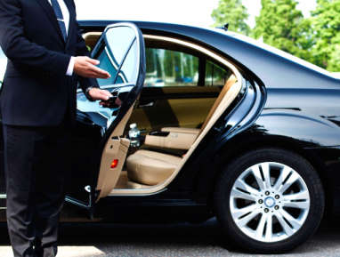 dv-dua-don-dai-bieu-khach-moi-1535082093